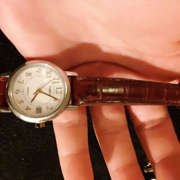 Timex with a burgundy leather band - Picture 3 of 7